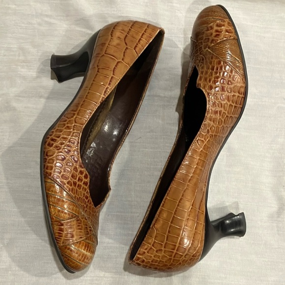 Women’s size 8.5 Franco Sarto leather pumps - Brown Crocodile Pattern Heels - Picture 3 of 11